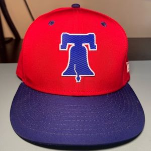 MLB Phillies New Era 5950 Size 7-7/8
Like new. Pet Free/Smoke free home.